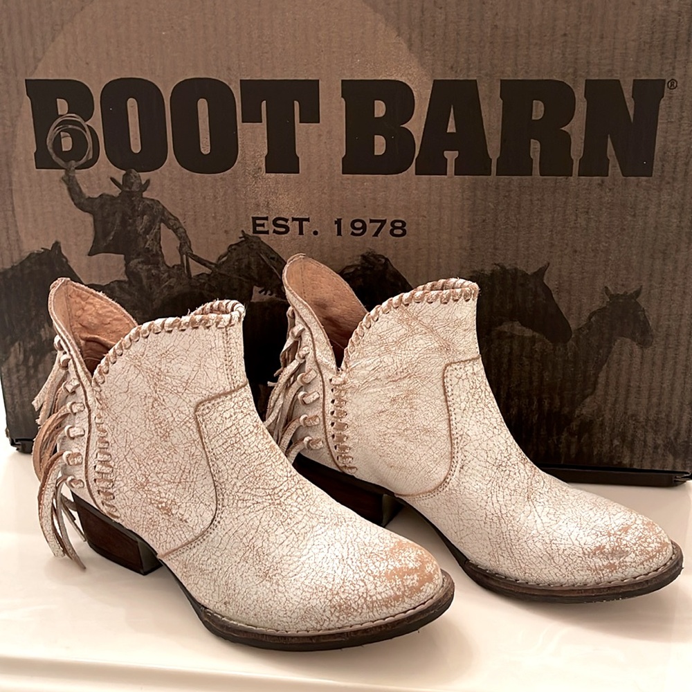 Corral G Circle Cream Fringe Shortie boots Style Q0004 size 6 Leather slip on.